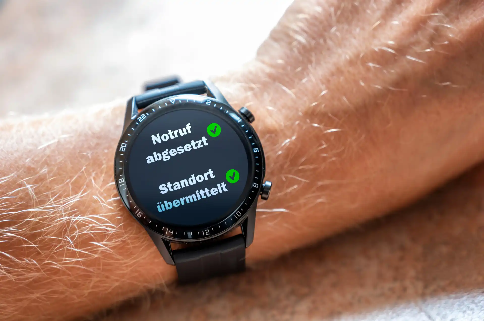 Senior mit Hausnotruf-Smartwatch am Handgelenk